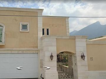 HERMOSA CASA CON ALBERCA EN VENTA DE REMATE EN MONTERREY, N.L