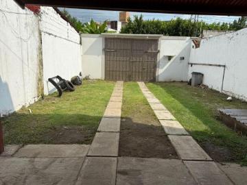 HERMOSA CASA CON AMPLIO JARDIN!