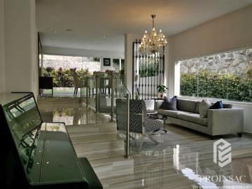 Hermosa casa con amplio jardín en la mejor zona de La Planicie