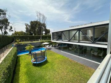 Hermosa casa con piscina y arquitectura de lujo