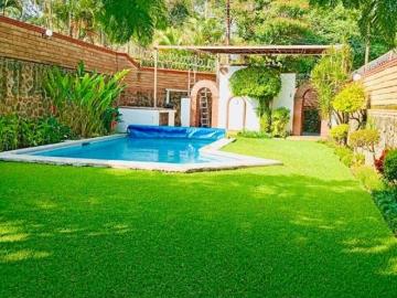 Hermosa casa con recámara en planta baja zona norte con Vigilancia
