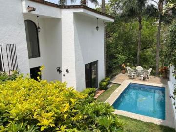 Hermosa casa con vista a la vegetación!