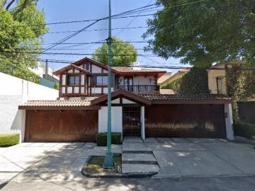 ¡Hermosa casa con 828 m² de terreno y 4 recámaras en REMATE BANCARIO en Lomas de Chapultepec!