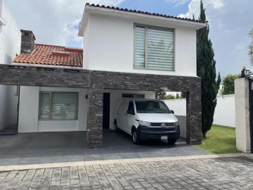 HERMOSA CASA AMUEBLADA UBICADA EN RESIDENCIAL BARCENAS EN METEPEC A PASOS DE PLAZA TOWN SQUARE