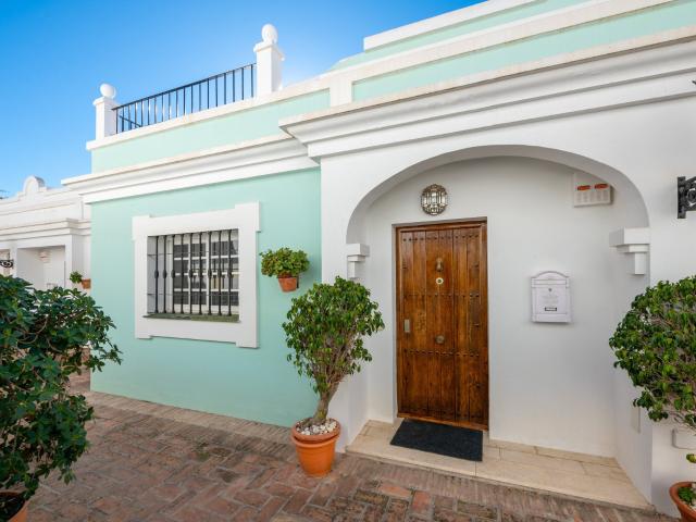 Hermosa casa adosada orientada al oeste en venta en la pinto. 120m² Marbella