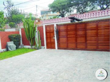 Hermosa Casa de 3 Pisos en Sachaca Urb. El Palacio I