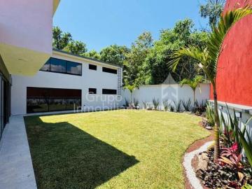Hermosa casa de 2 niveles, cochera para 4 autos, amplio jardín en Coatepec