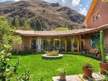 Hermosa casa de dos plantas diseada por el arquitecto Javier Saito