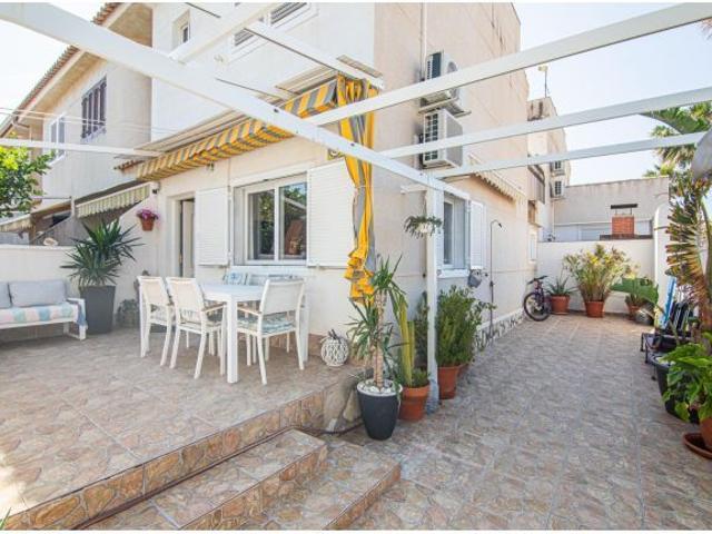 HERMOSA CASA EN ESQUINA CON AMPLIA TERRAZA EN GRAN ALACANT
