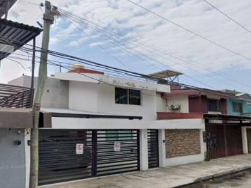 HERMOSA CASA EN LOS NARANJOS DE 245 M2 EN VENTA!