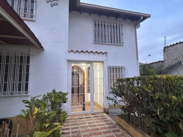 Hermosa Casa en la urb.Macarena Sur 4 hab 4baños 4 p/e