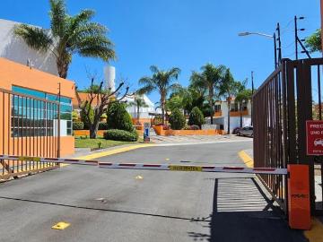 Hermosa Casa en Privada Arbolada