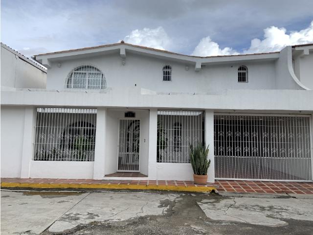 Hermosa casa en residencia privada Valles de Guaracarima en Venta