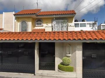 Hermosa Casa en VENTA en calle Bernardo Couto, Ciudad Satélite, México