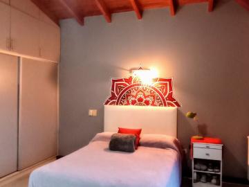 Hermosa casa en venta en barrio viñas del torreón maipu. Dos plantas, tres dormitorios, piscina, cochera multiple, cuatro baños. Impecable estado. Ambientes amplios y luminosos