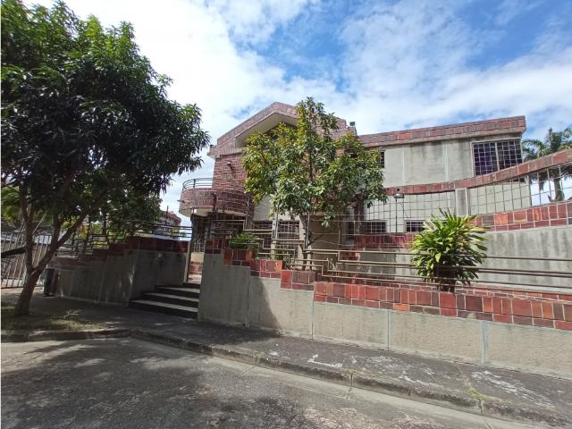 Hermosa casa en venta en Lomas del Este C190