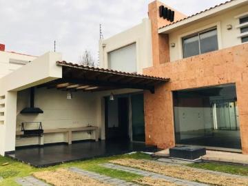 Hermosa Casa en Venta en Metepec, con amplio Jardín habitacional u oficinas
