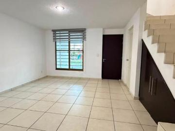 HERMOSA CASA EN VENTA FRENTE A PARQUE, DENTRO DE COTO CON GRAN UBICACIÓN