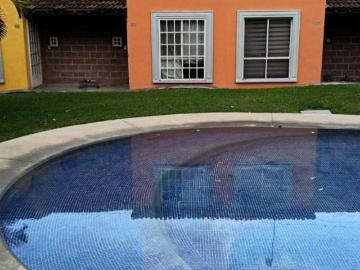 Hermosa Casa frente a Alberca