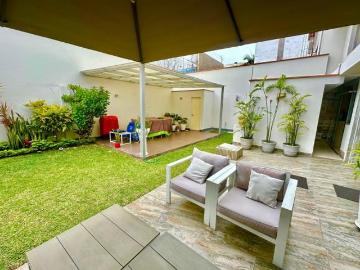 Hermosa casa frente a parque