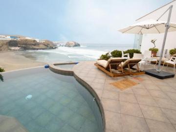 HERMOSA CASA FRENTE AL MAR EN PLAYA EN MISTERIO, ASIA