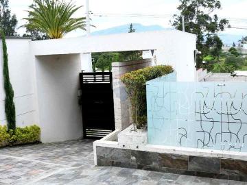 Hermosa casa independiente de venta en puembo
