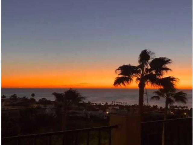 Hermosa casa pareada de cinco cuartos con preciosas vistas en Alcaidesa