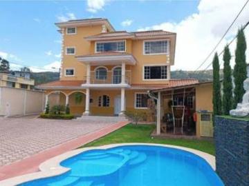 HERMOSA CASA QUINTA EN EL VALLE DE LOS CHILLOS CON 600 M² DE CONSTRUCCIÓN Y 1.300 M² DE PATIO