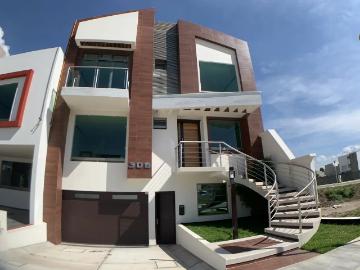 Hermosa casa residencial equipada en venta. 3 niveles. Zona plateada