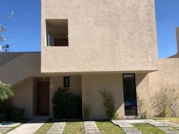 Hermosa Casa Tipo Duplex Entre el Refugio y Zibatá, Jardín, 3 Recamaras, SalaTV