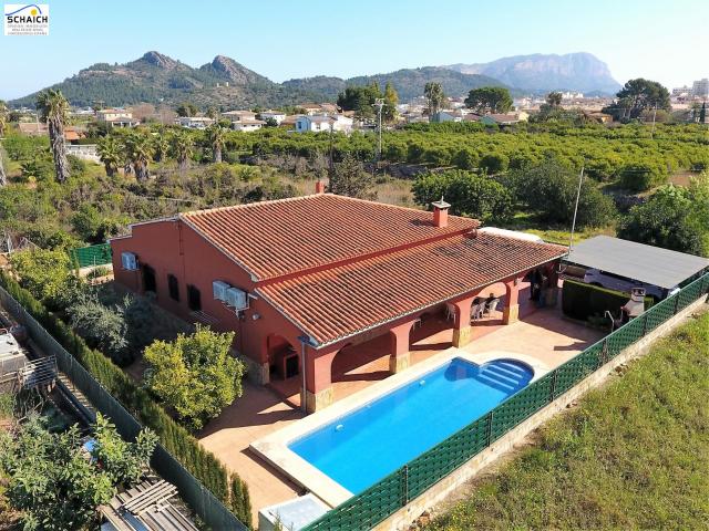 Hermosa finca de estilo español con piscina, barbacoa, garaj. 150m² Pedreguer