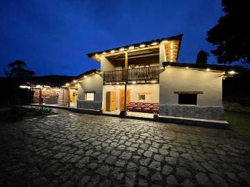 Hermosa Hacienda de adobe remodelada con acabados modernos en Nabón