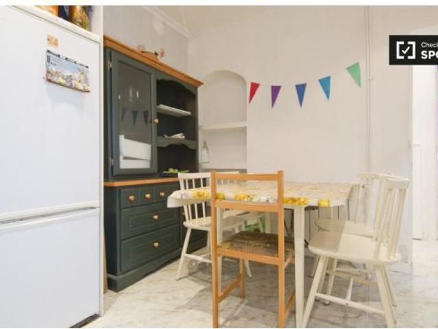 Hermosa habitación con escritorio en el departamento compartido, Puerta del Ángel
