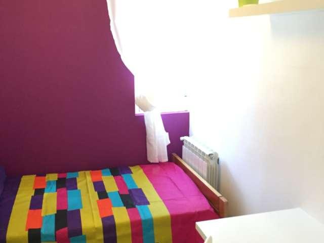 Hermosa habitación en apartamento en Puerta del Ángel, Madrid