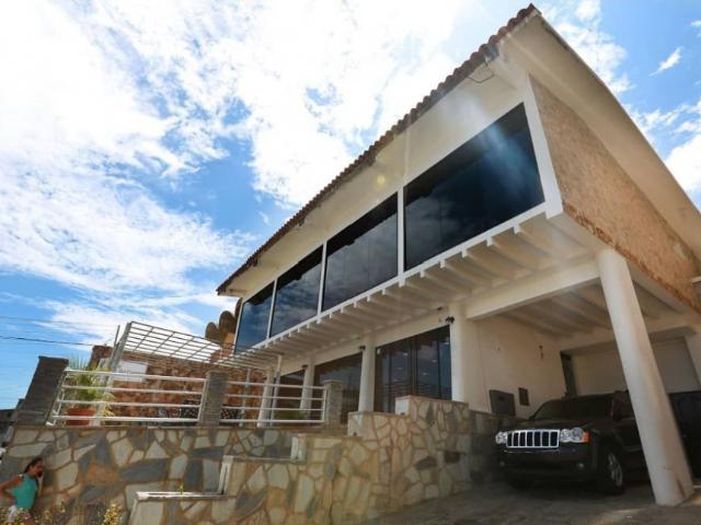 Hermosa Posada en Catia La Mar La Guaria 1152 m2 7H/ 7B/ 8PE