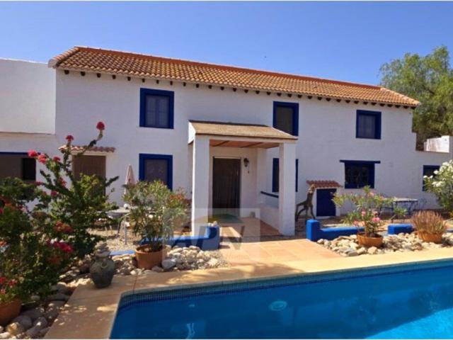 Hermosa propiedad construida en una zona semi rural en el pu. 275m² Alora