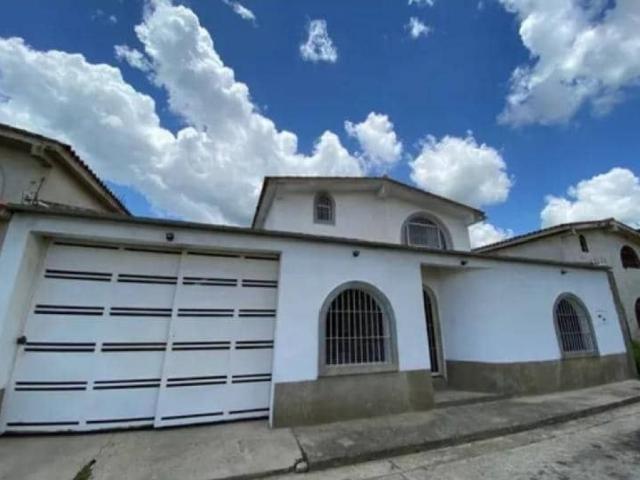 Hermosa Quinta en La Victoria Aragua 235m² / 3H / 3B / 2Pe
