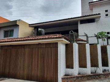 HERMOSA RESIDENCIA DE 508M2 EN CALLE CERRADA A 1 CUADRA DE PLAZA TERRANOVA