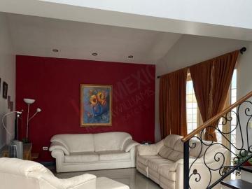 Hermosa Residencia de 5 recamaras, una en planta baja, Puerta de Hierro con Alberca