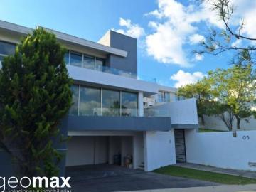 Hermosa residencia dentro de coto a 2 minutos de plaza panorámica con vista espectacular al bosque