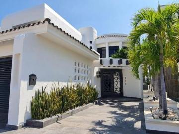 Hermosa Residencia en Venta en El Cid, con alberca climatizada y en DARSENA