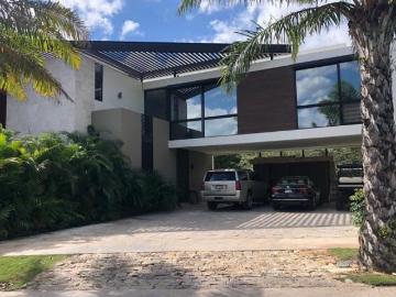 Hermosa Residencia en Yucatan Country Club