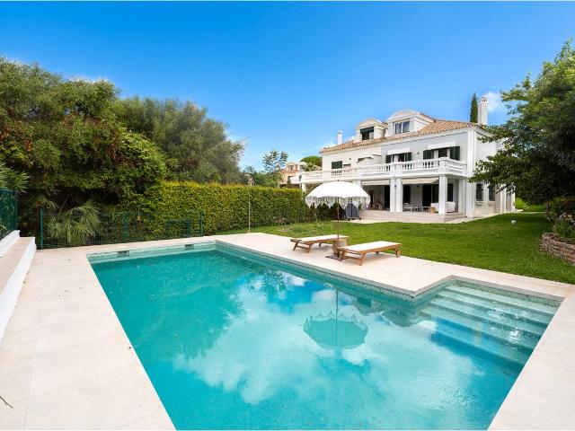 Hermosa villa adosada de 4 dormitorios renovada en Sotogrande
