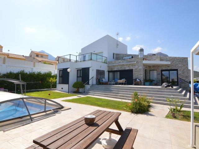 Hermosa villa de estilo contemporáneo ubicada en una zona tr. 360m² Polop