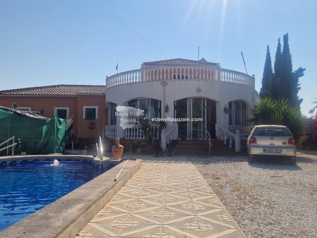 Hermosa Villa De 3 Habitaciones Y 3 Baños Con Amplio Garaje. 130m² Alicante
