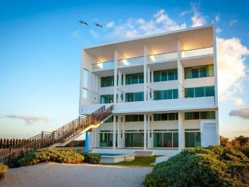HERMOSA VILLA EN VENTA FRENTE AL MAR CON PANELES SOLARES