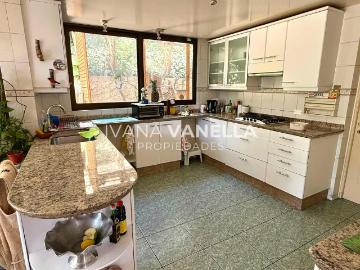 Hermosa y Amplia Casa de 6 D + 6 B Las Condes 1209 | Dormitorios por 23500.00 en Las Condes