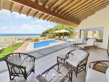 Hermosa y amplia casa en primera línea, con salida directa a la playa