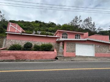 Hermosa y amplia casa en venta en Cointzio con vista panorámica