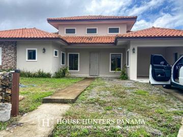 Hermosa y Elegante Casa Estilo Colonial en Venta en Boquete Country Club
